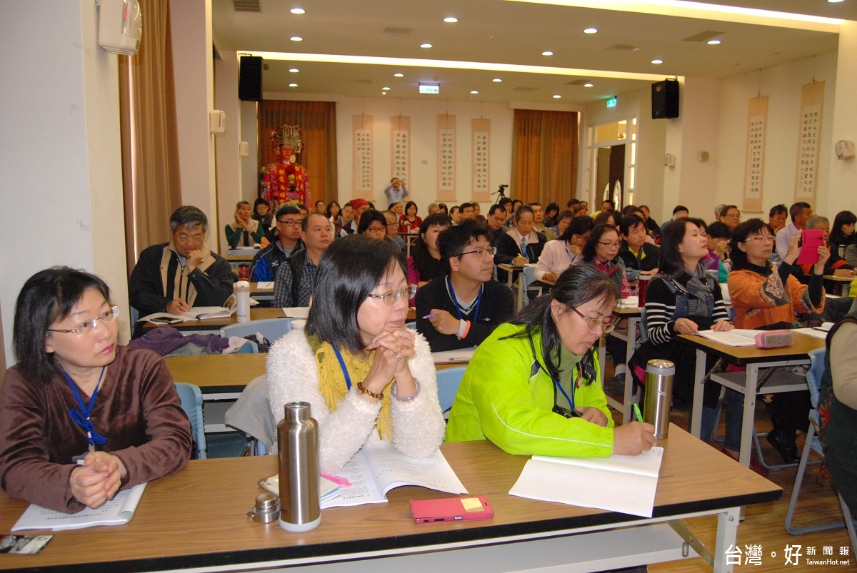 笨港進香前舉辦的南瑤宮課程研習活動學員專心聆聽。
