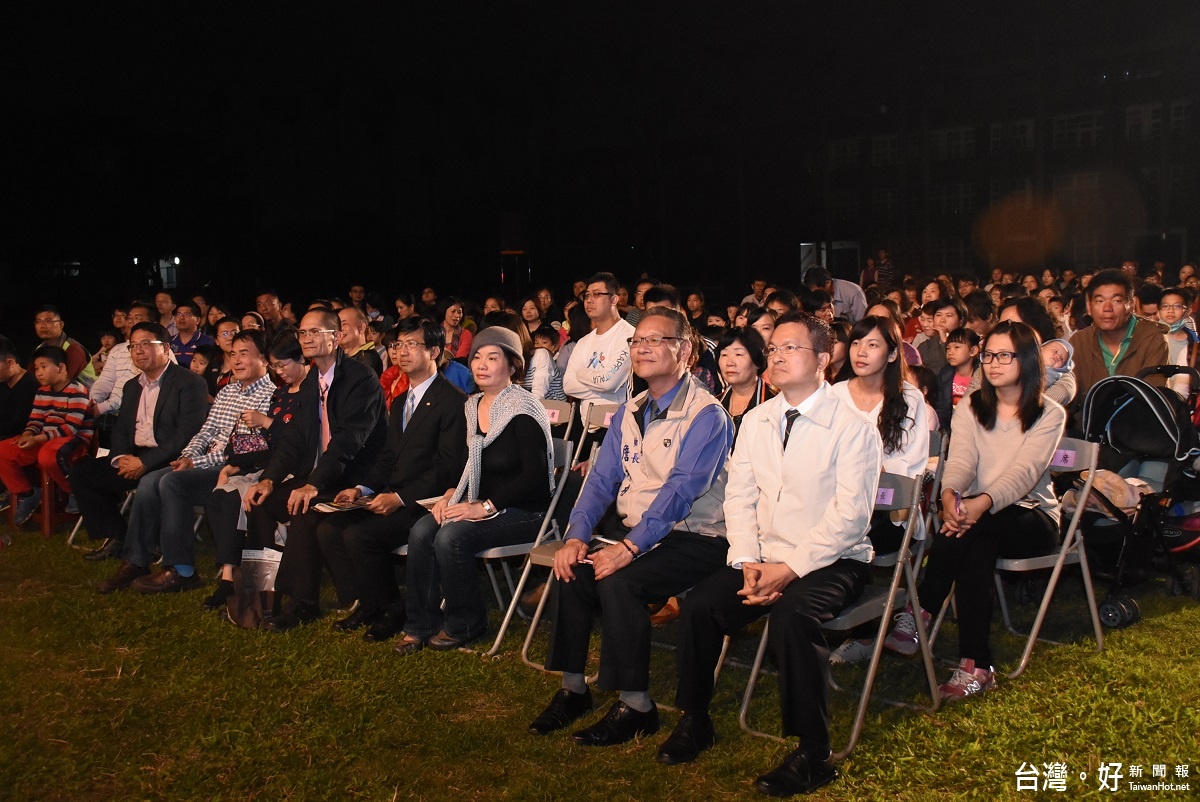 紙風車劇團368鄉鎮市區兒童藝術工程兒童劇「臺灣幻想曲」演出現場，縣長魏明谷應以及貴賓應邀觀賞演出。