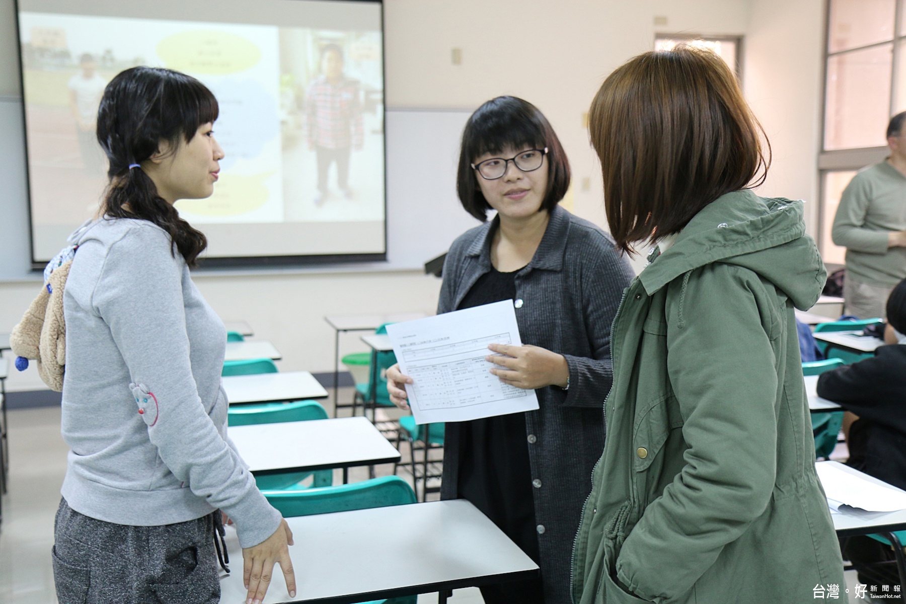 大學伴積極向小學端老師請教問題