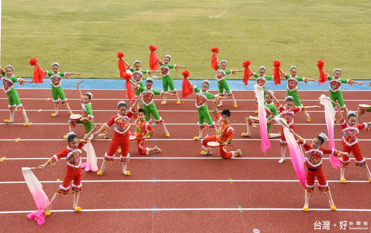 中小學聯合運動會開幕式，開場由平和國小舞蹈班表演。