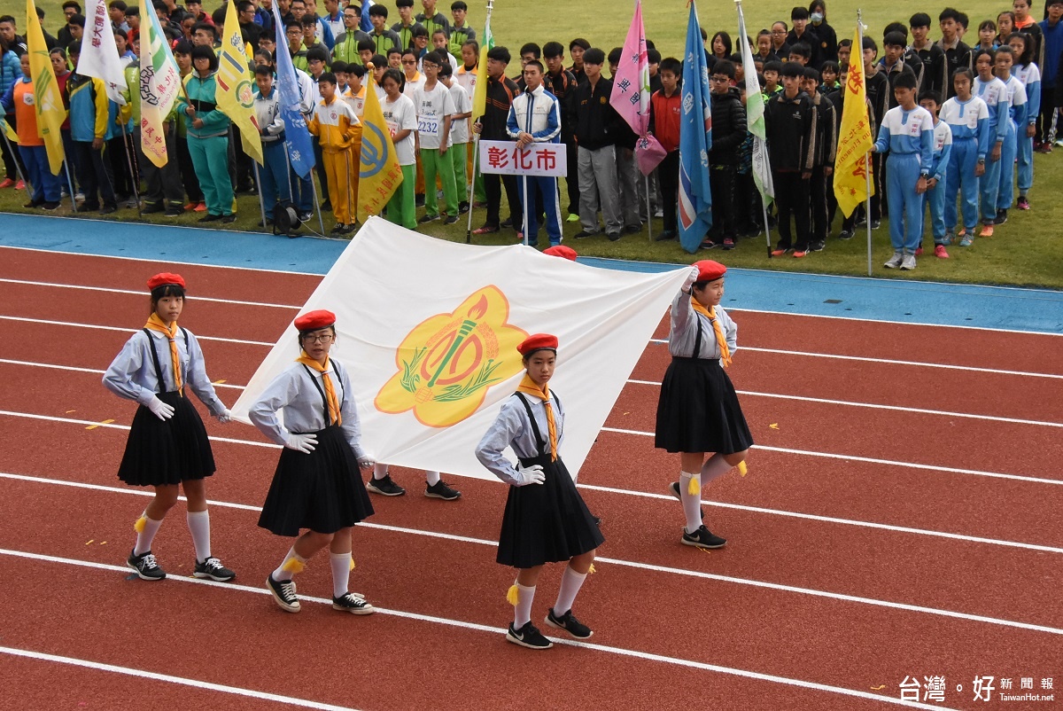 中小學聯合運動會開幕式，-會旗進場。