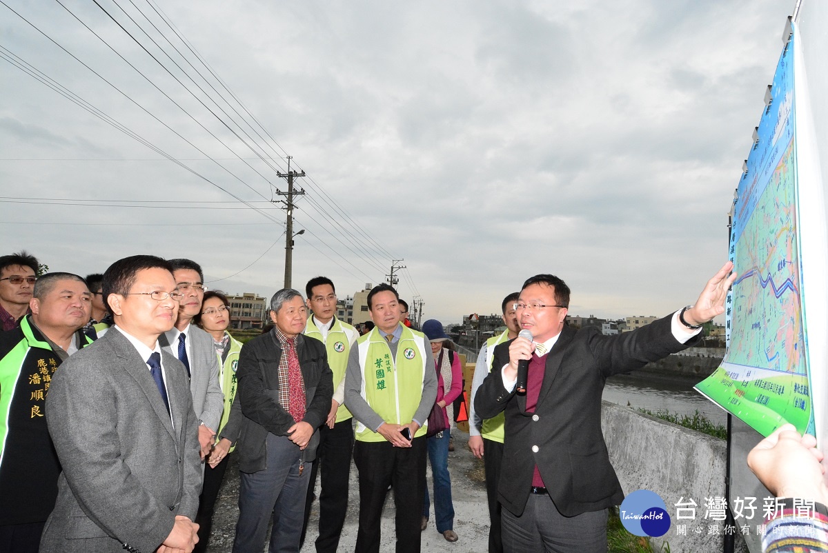 縣長魏明谷視察洋仔厝溪道路(北岸)拓寬工程-洪宗熠委員說明。 