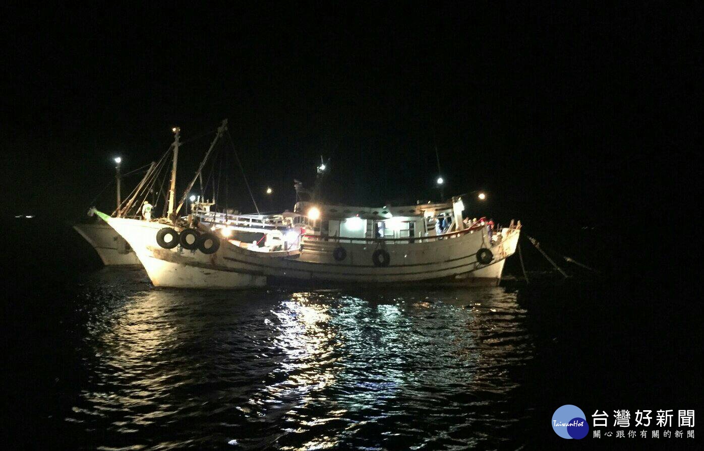 高雄漁船違規拖網小魚變飼料，布袋海巡隊嚴正執法護魚苗