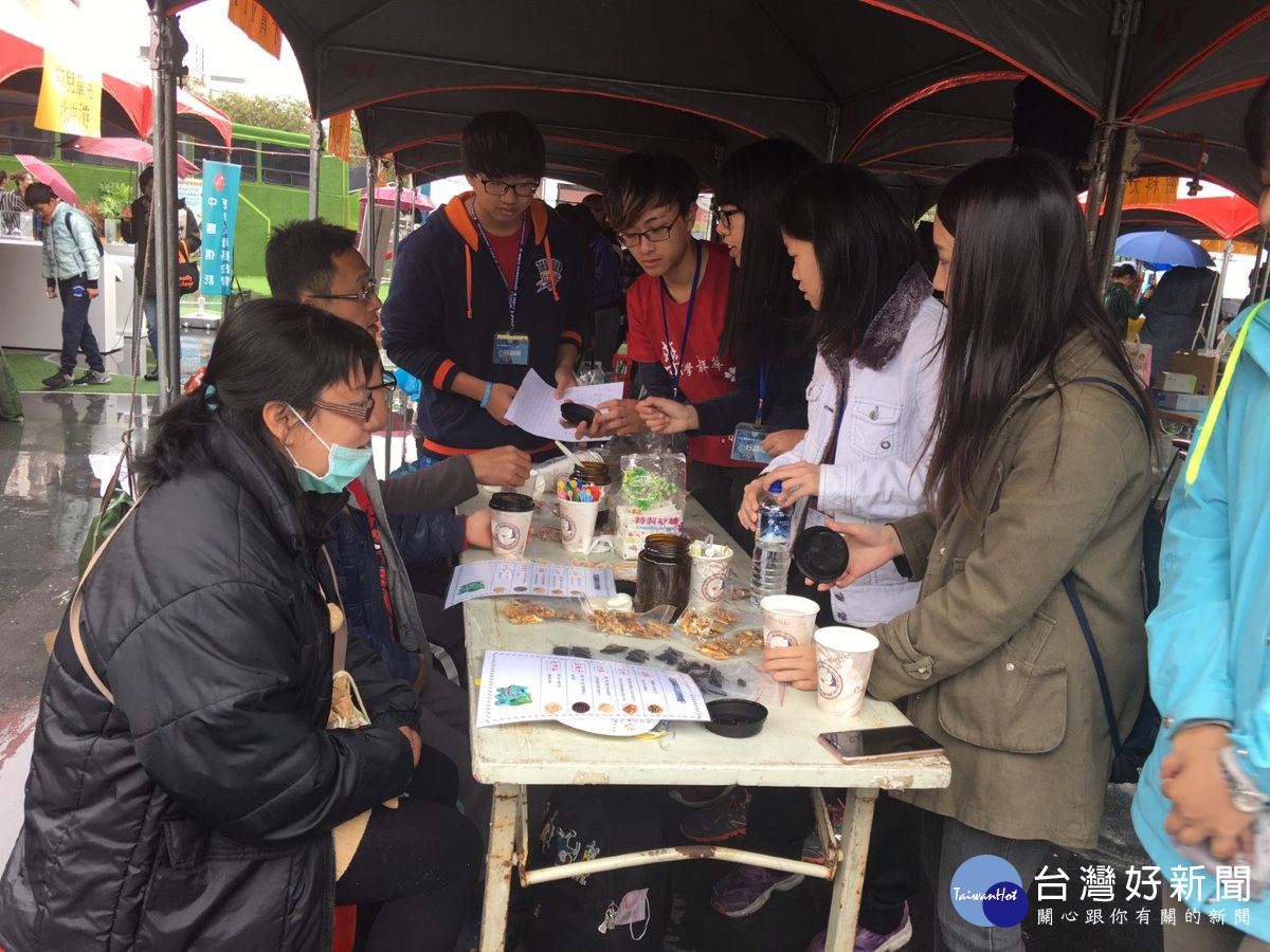 藥學嘉年華活動的DIY課程有作中藥養茶包、護唇膏及牙膏，都是相當實用的教學。（記者賴淑禎攝）