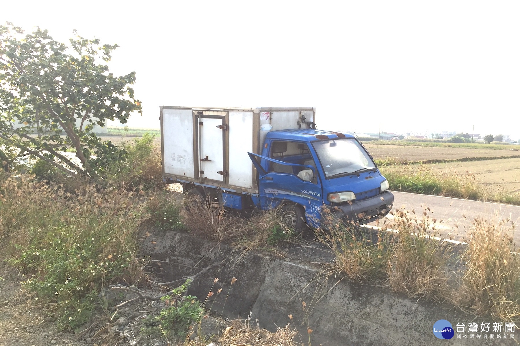 去出車禍小貨車還留在現場。(記者/黃芳祿攝)