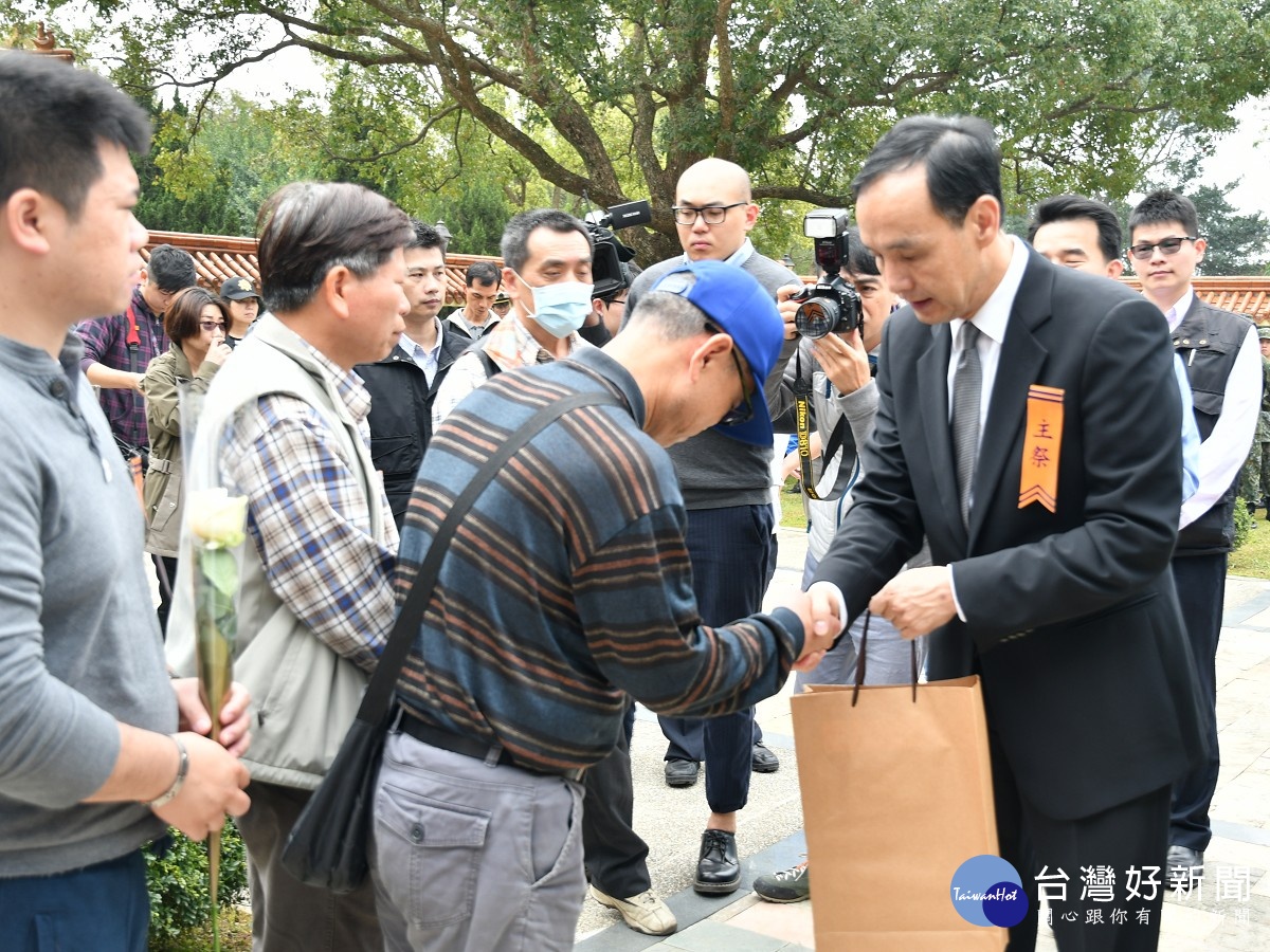 市長朱立倫同時向在場遺族致贈慰問品DSC_5344