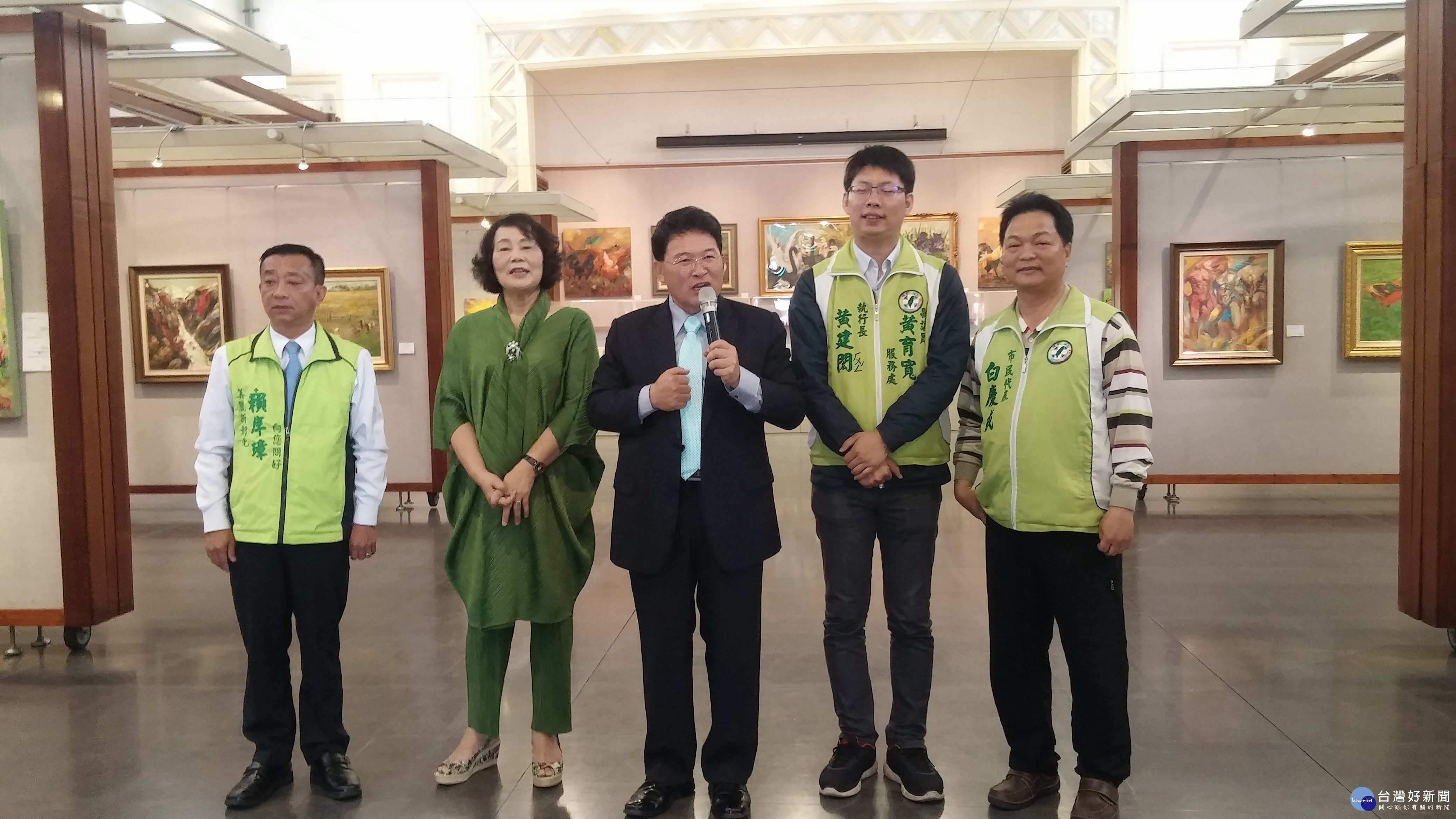 與畫情牽七十年的盧月鉛老師老師巡迴首展，彰化市長秋蒞臨盛會。