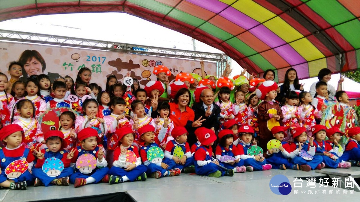 幼兒園小朋友穿著菇菇裝表演精彩的舞蹈。