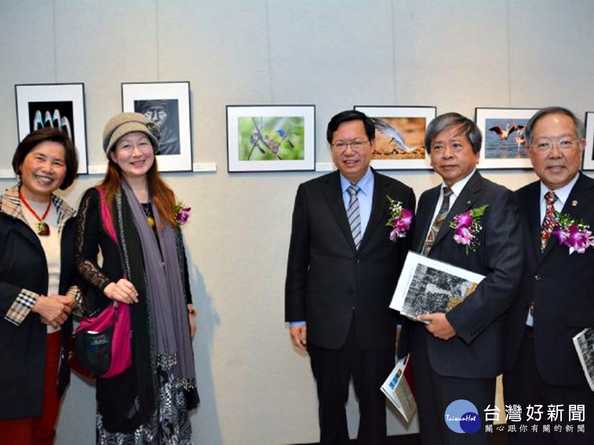 第四屆台灣國際攝影沙龍暨台灣攝影先行者紀念展在文化局開幕市長與攝影家合影