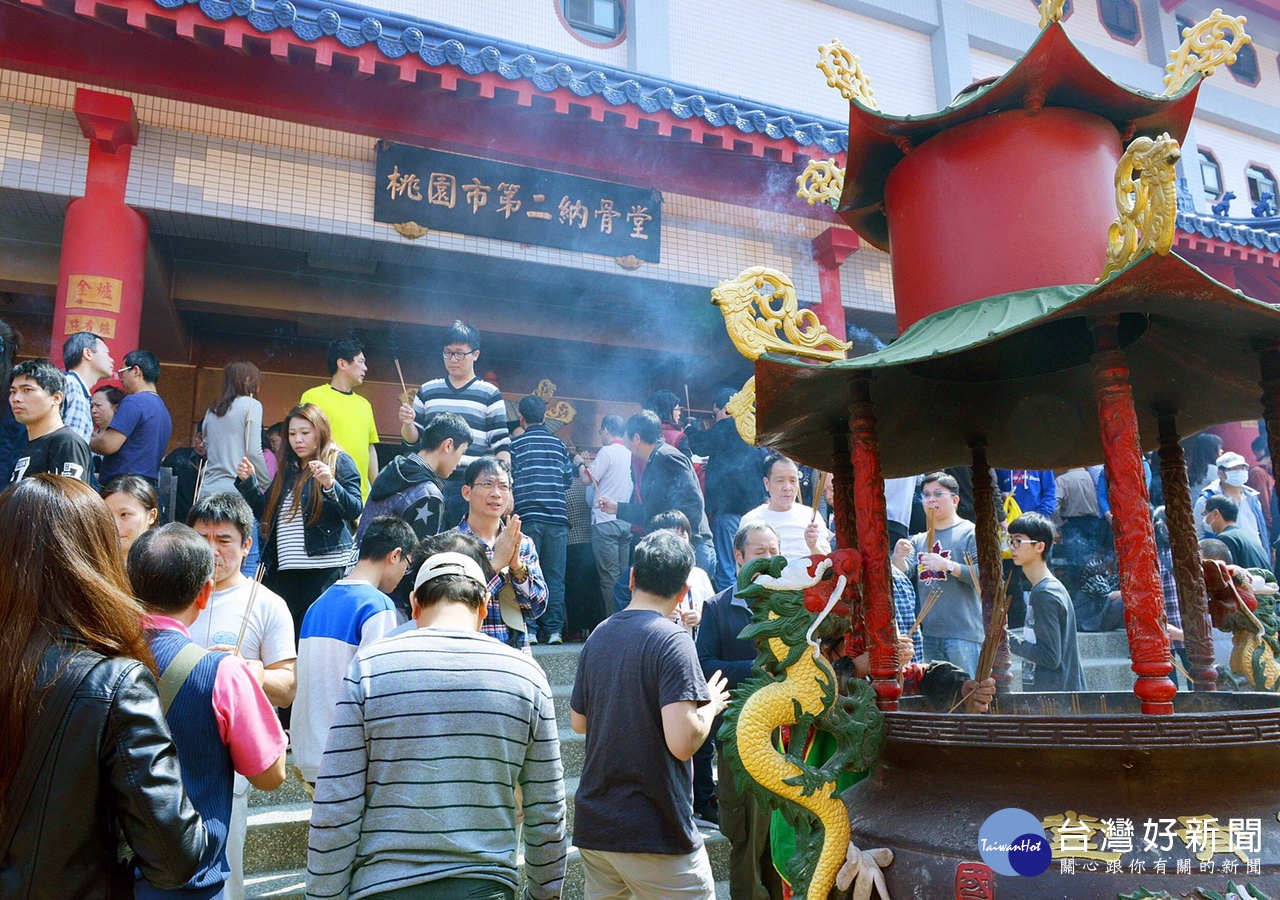 許多民眾攜老扶幼祭拜先祖，充分展現慎終追遠的固有美德。 