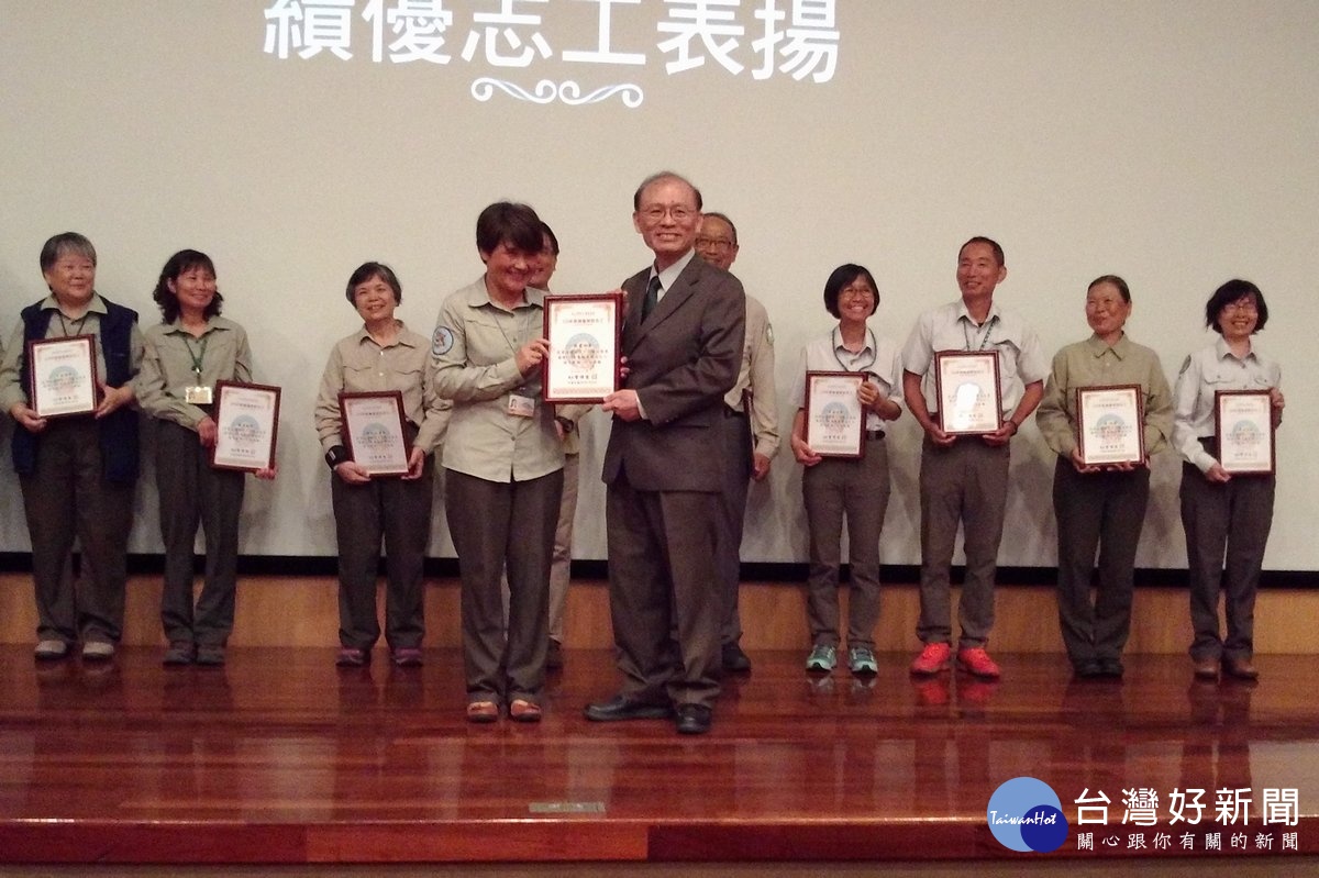 玉管處處長曾偉宏一一頒發獎牌給績優志工。〈記者吳素珍攝〉