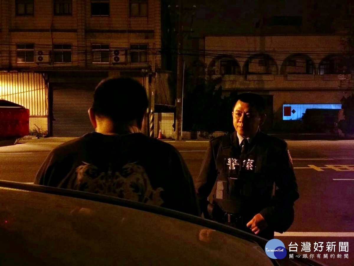 男子深夜喃喃自語疑似卡陰暖警助返家