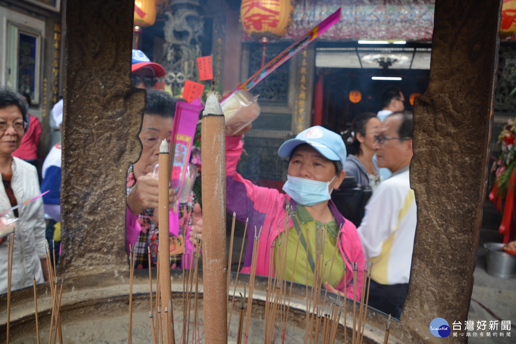 信眾感謝保生大帝賜壽桃馬上向天公爐過爐。(記者/黃芳祿攝)