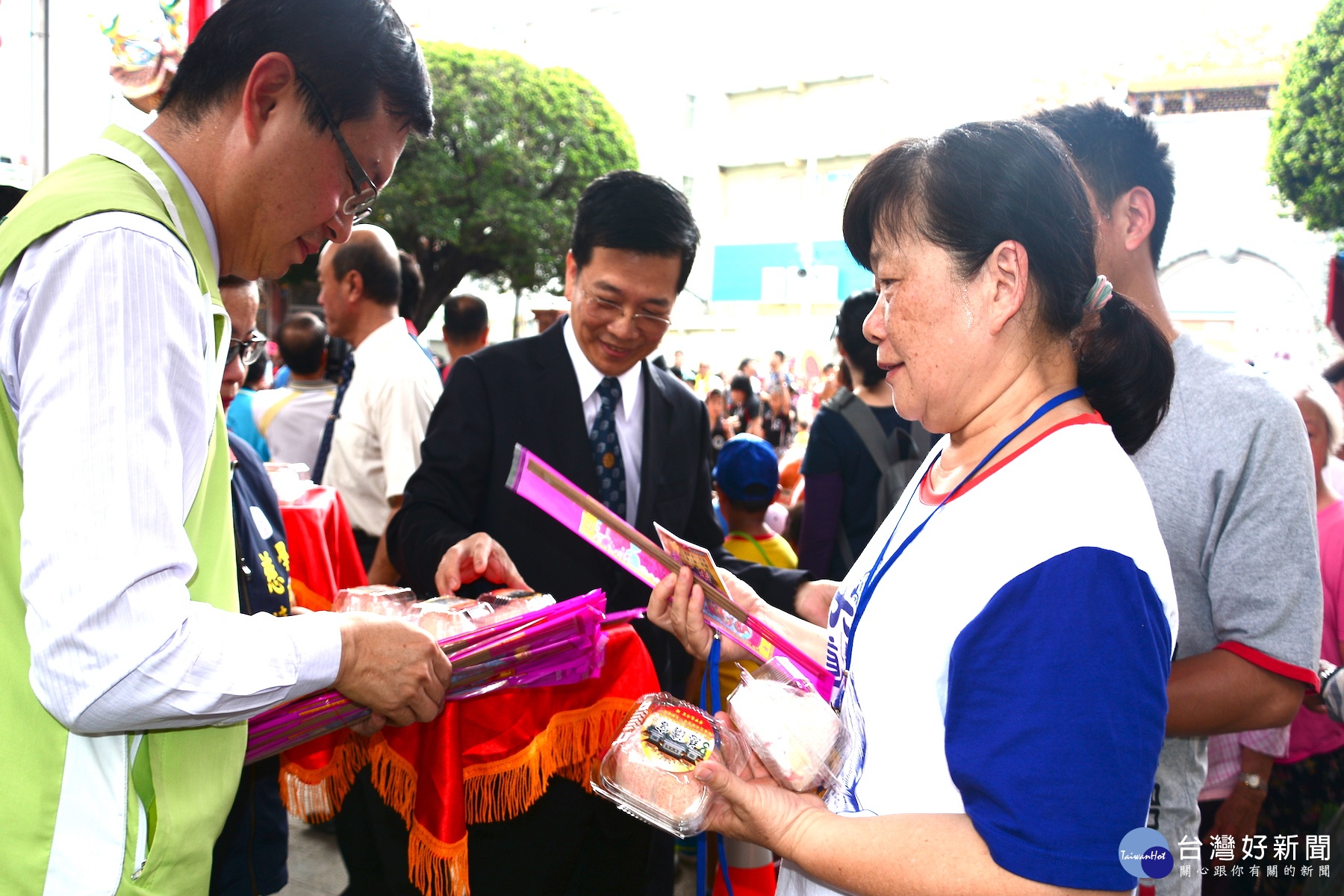 台南市議員李退之加入發送保生大帝生日壽桃行列(記者/黃芳祿攝)