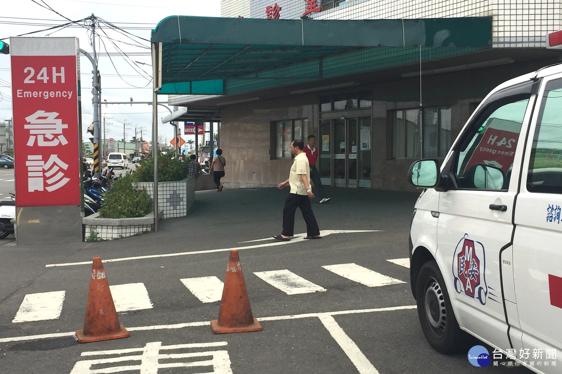 母子正送醫急救中。(記者/黃芳祿攝)