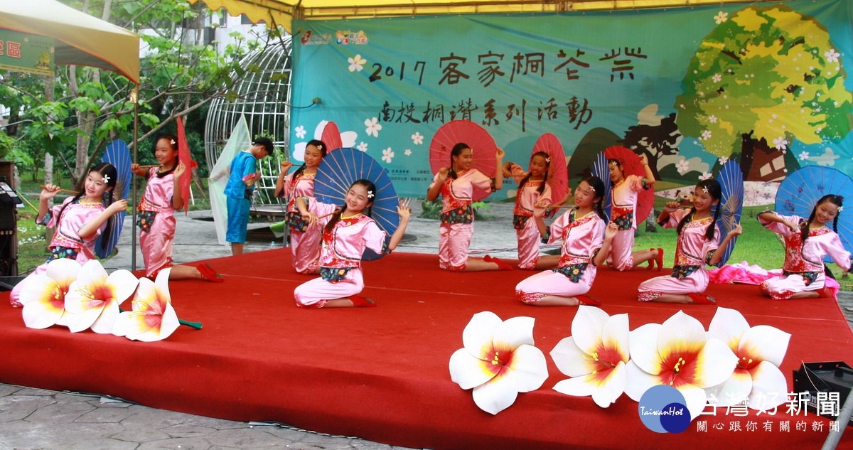 國姓國小學童桐花舞春風。（記者扶小萍攝）