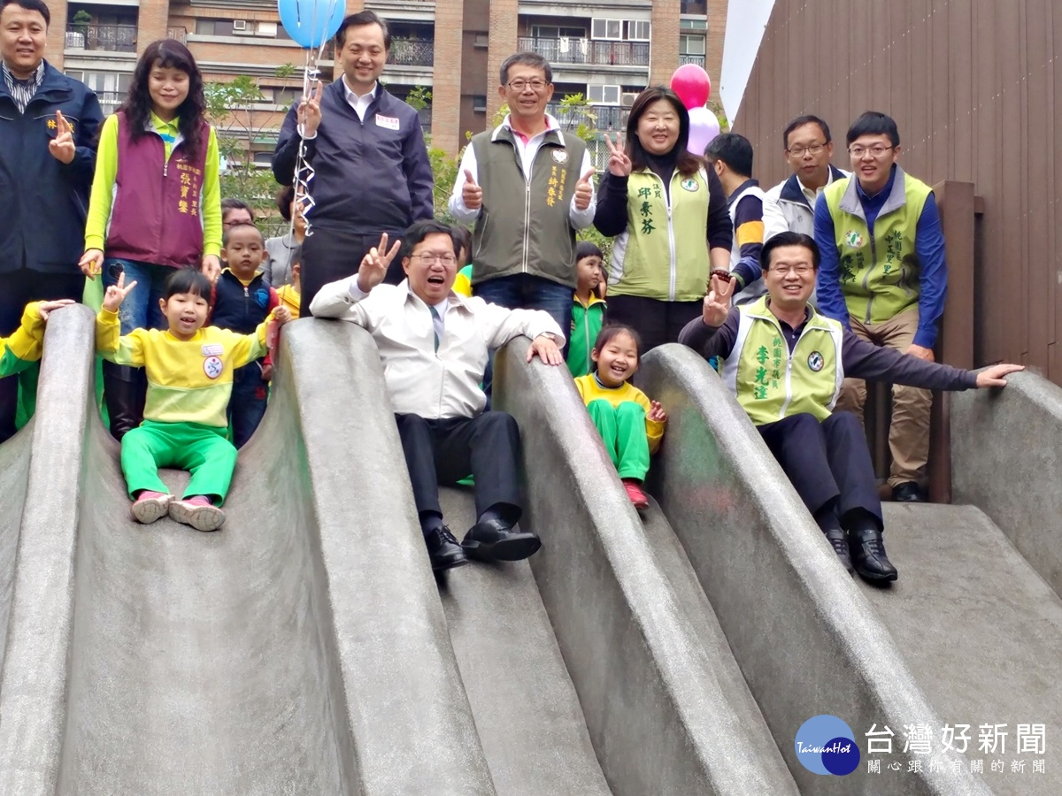 桃市恐龍主題公園溫州公園揭幕鄭文燦市長與小朋友一起滑溜滑梯