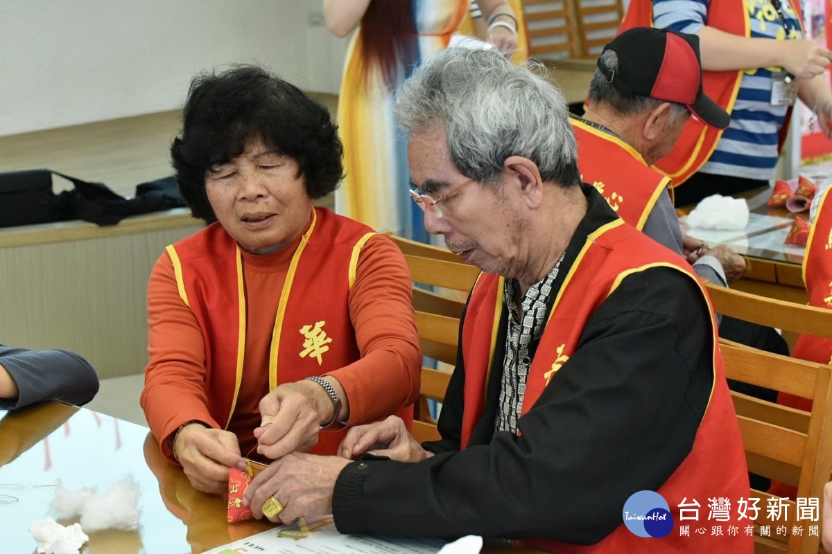 集集天使站長輩學習製作端午愛心香包，長輩透過製作香包來體驗上學的樂趣。〈記者吳素珍攝〉