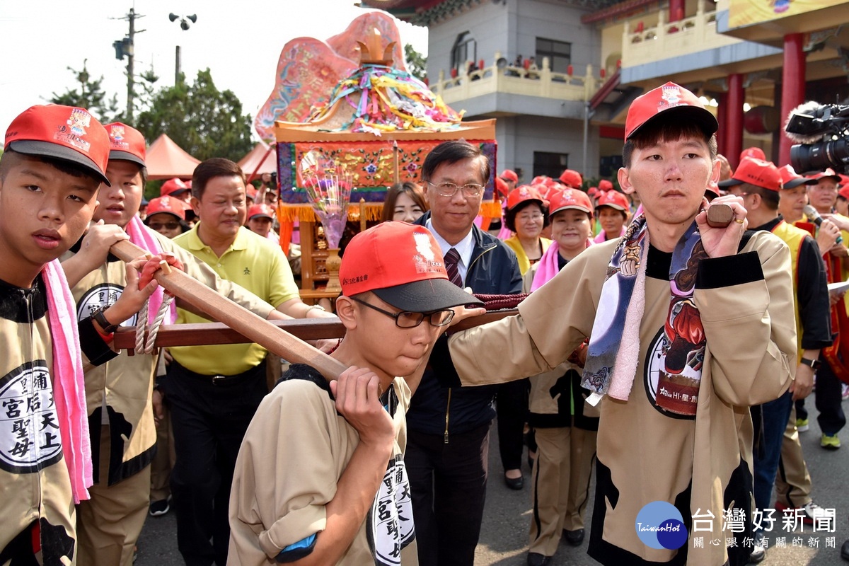 「媽祖文化節」全程走路，以千人行腳 祈福萬人為主軸的繞境活動，提倡淨化空氣強調環保愛地球的觀念。