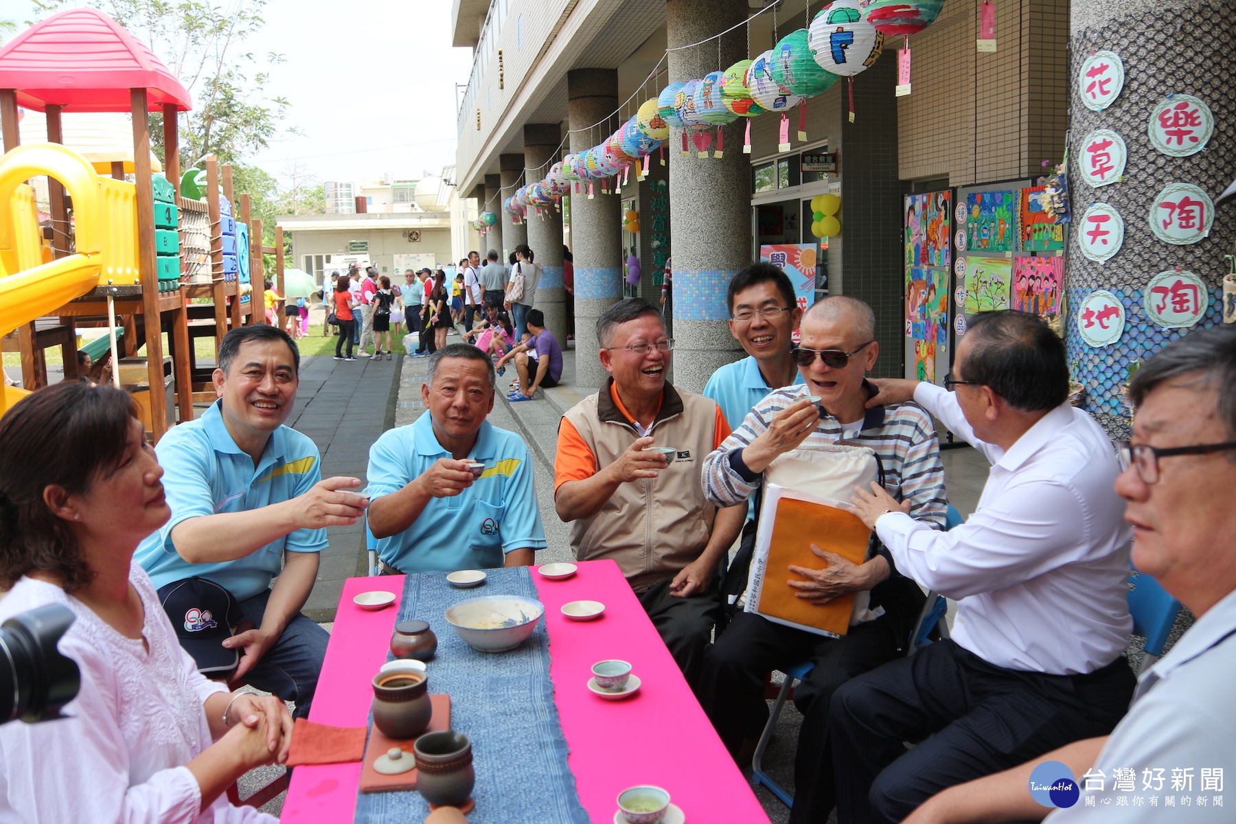 老校長和老家長會長及校友們共聚一堂。(記者/黃芳祿攝)