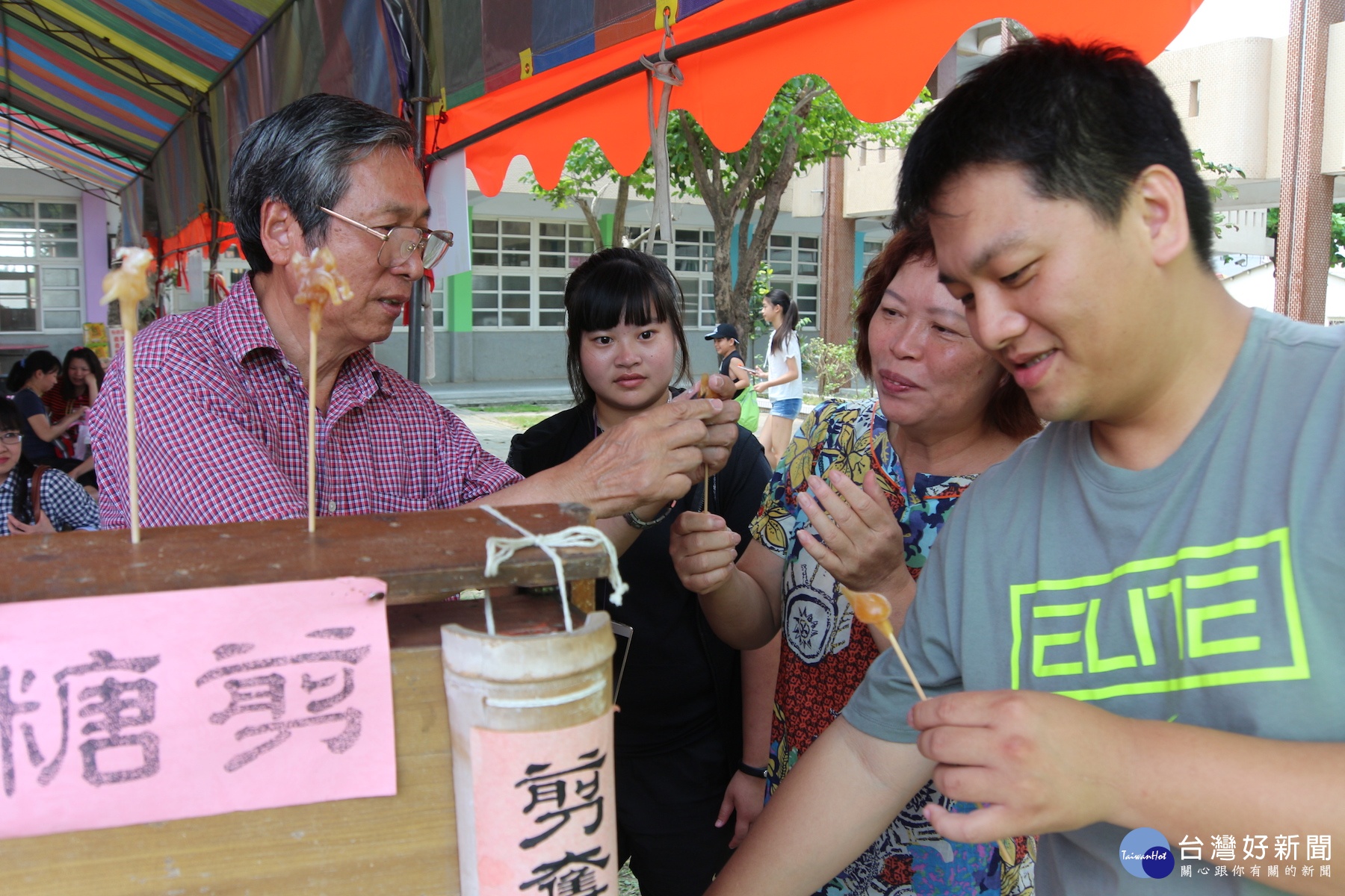 懷念的老滋味剪糖藝術。(記者/黃芳祿攝)