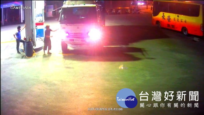 調閱附近路口監視器，發現王嫌駕駛白色小客車，綽號阿福之男子則駕駛抓斗車，進出該地點。