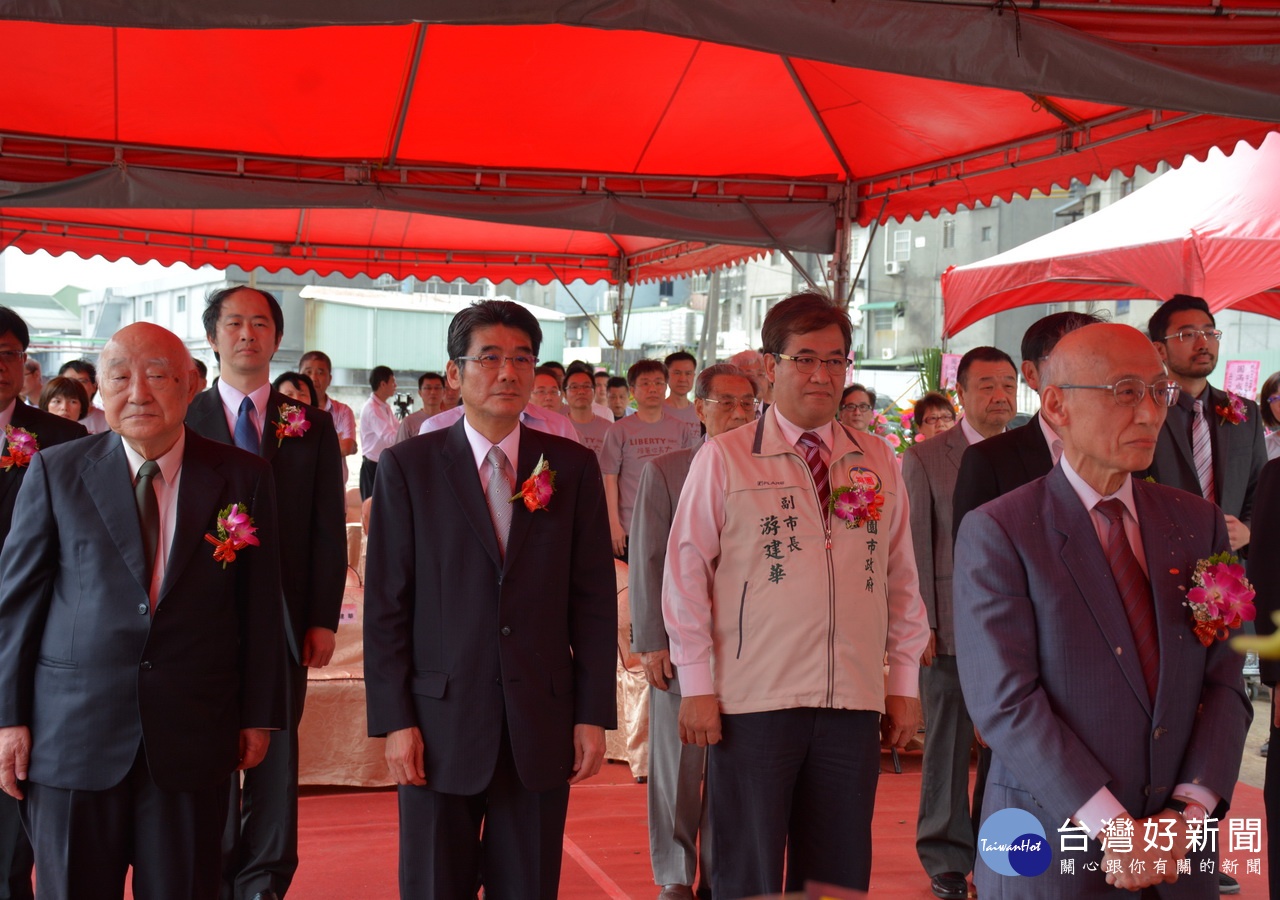 利百代桃園工廠新建工程動土典禮中，利百代公司董事長門田明輝和與會貴賓們一起上香祈福。