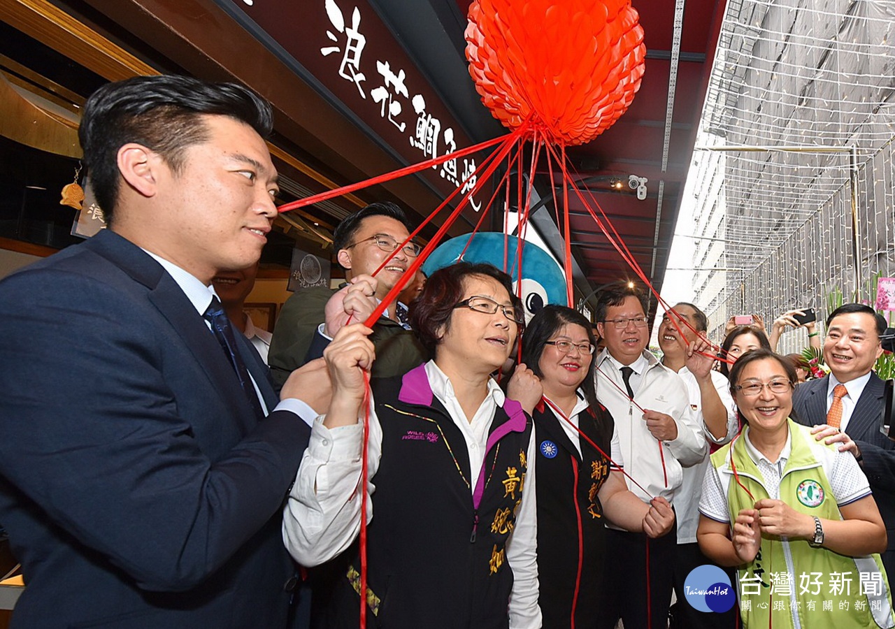 桃園市長鄭文燦、議長邱奕勝及議員們共同為「浪花鯛魚燒」開幕揭牌。