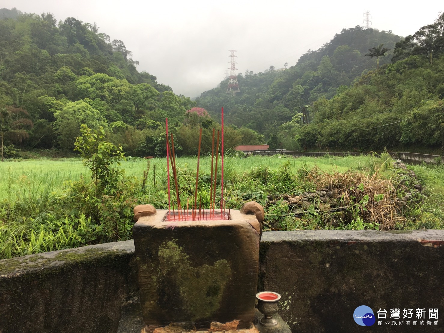 改建後保留原始的香爐，庇佑粗坑地區民眾。