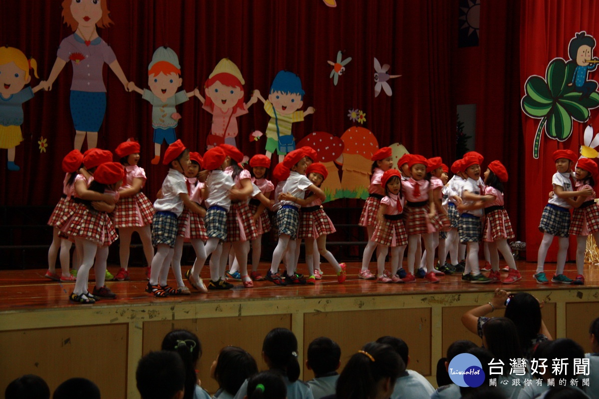 幼兒園小朋友天真的英語歌唱令人感動。（記者扶小萍攝）