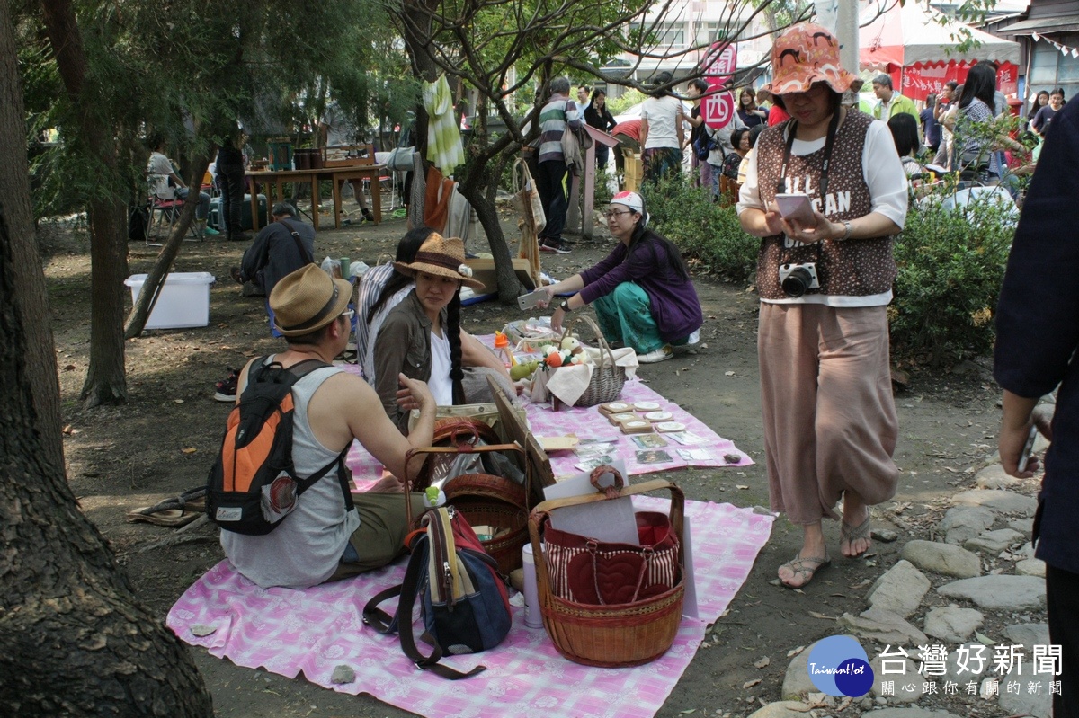 民眾席地而坐，親近這塊土地。