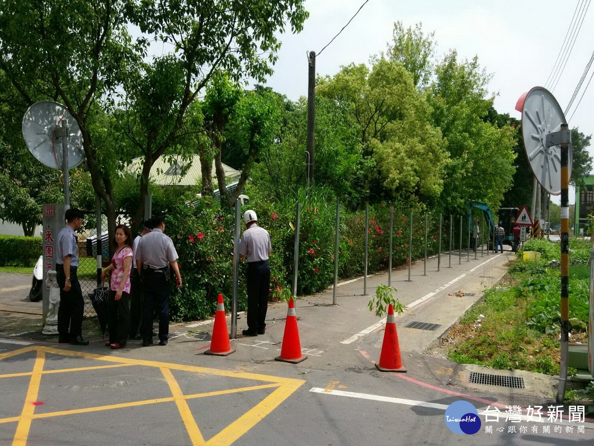 金龍路180巷遭封閉後，後段地主群起效尤，紛紛自設路障引起一片封路潮。