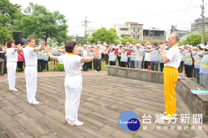 大合社區巡守隊以腳踏車輔助淨溪，增加巡守效率又低碳。