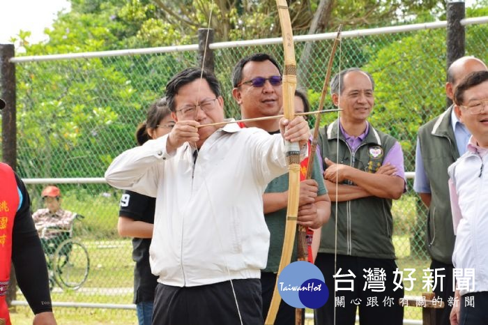 桃園市長鄭文燦於傳統射箭場練習射箭。