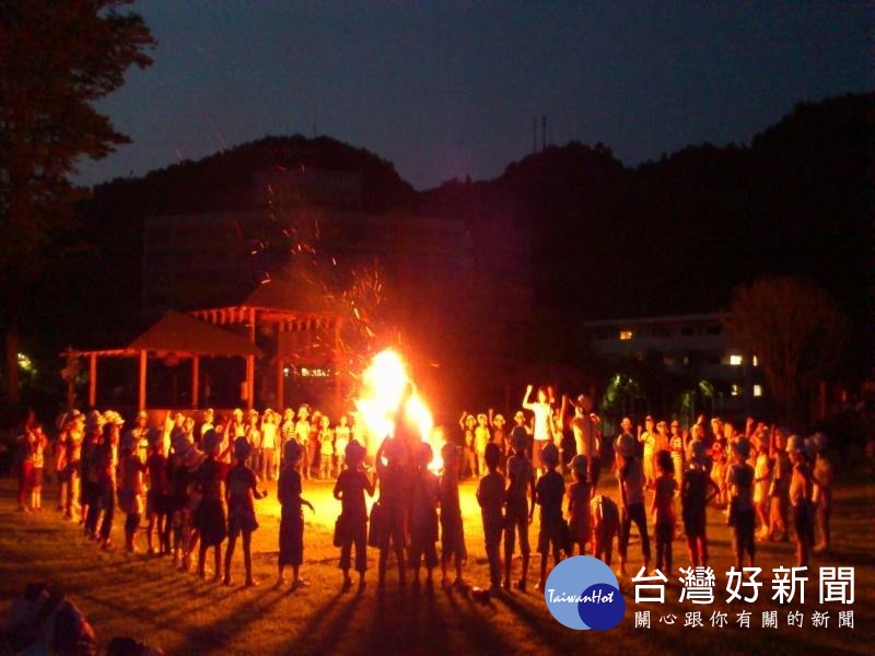 ​喜鴻日本暑期旅行團，將營火晚會、烤乳豬、流水涼麵等超有日本味的親子體驗活動加進行程內，吸引許多想感受四國悠閒鄉村味的家庭旅客。（圖／喜鴻假期提供）