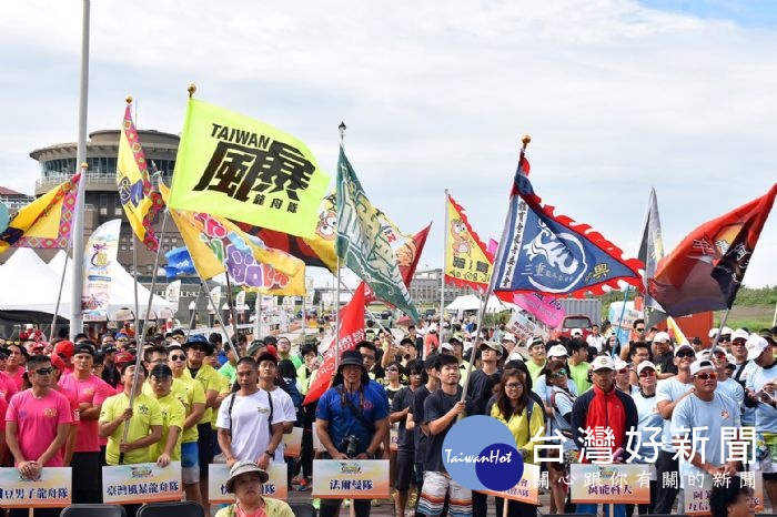 鄭市長表示，海上龍舟賽可追溯至日治時期，是別具風味的龍舟競賽，今（106）年有48個隊伍參賽。