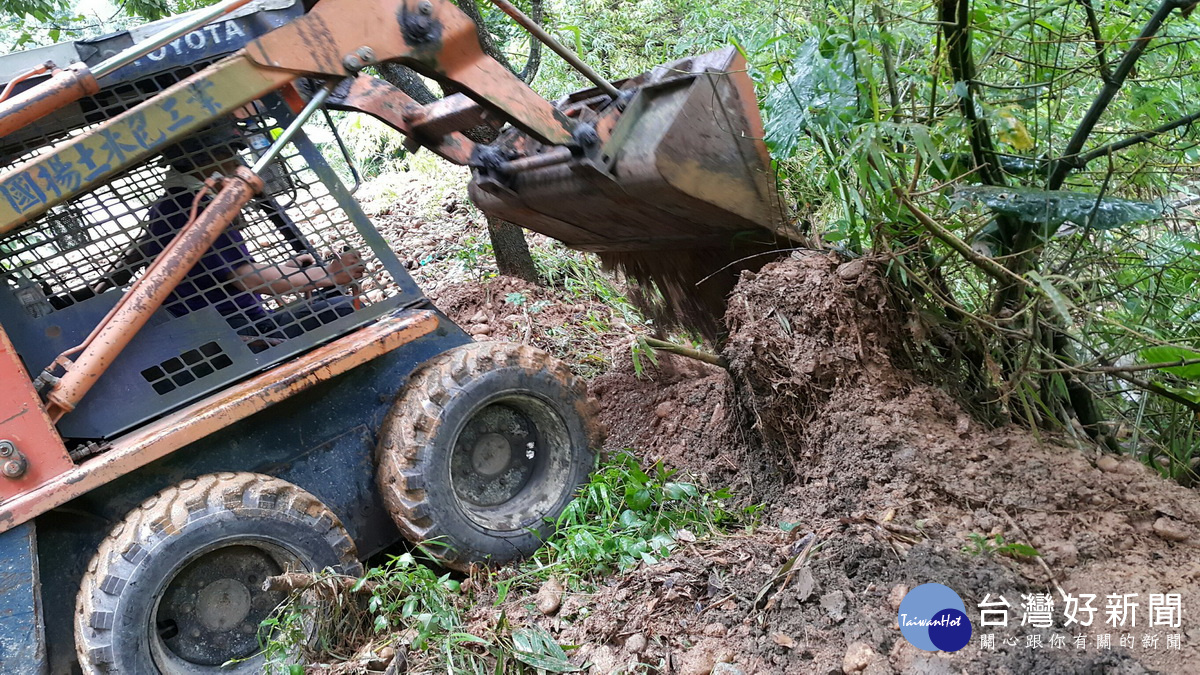 產業道路受阻影響農民作物施藥等公所立加排除。