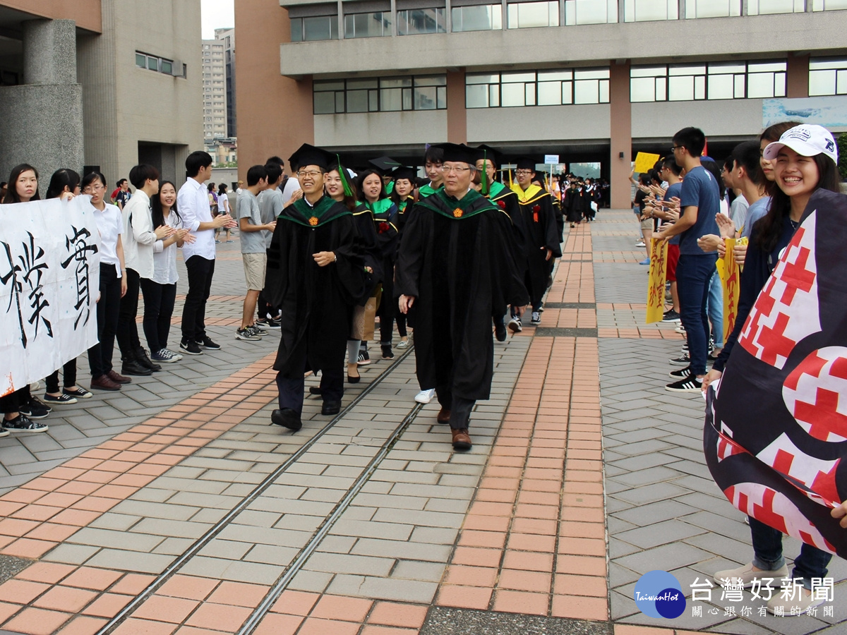 長庚大學畢業典禮 師長期勉活出潛能