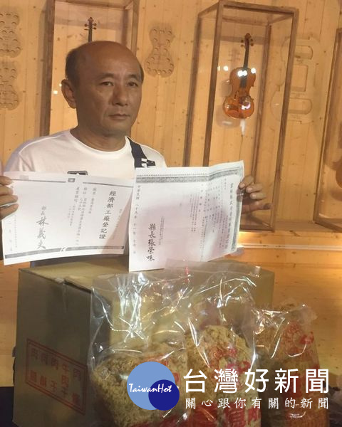 肉鬆業者提出從食材來源到加工後成品，皆經過SGS及其相關單位檢驗合格之證明。（記者陳昭宗拍攝）