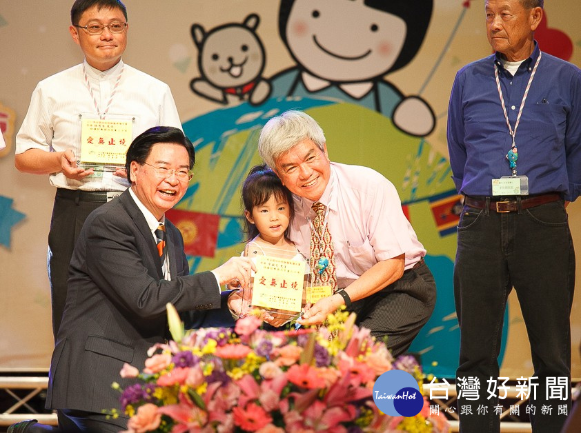 20170625總統府吳釗燮秘書長(左)頒發30年國內認養人