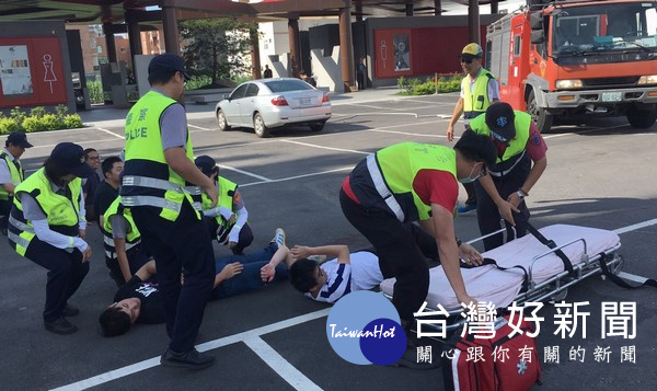 北港警方實施恐怖攻擊等重大人為危安事件實警演練，場面十分逼真，可見平日勤務落實之成果。（記者陳昭宗拍攝）