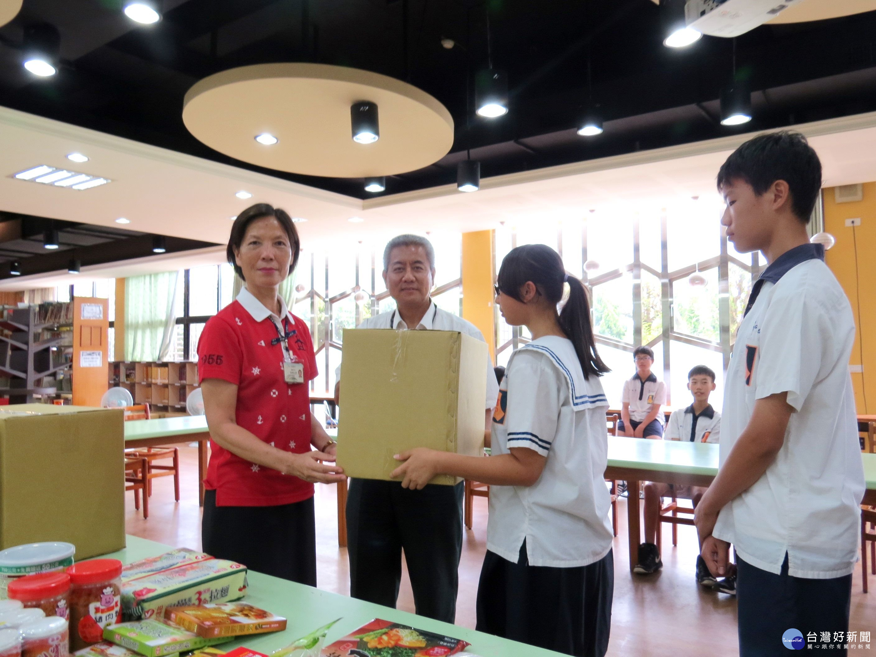 教育局長高安邦頒贈食品物資提供學生，使愛心午餐發揮最大的效益。