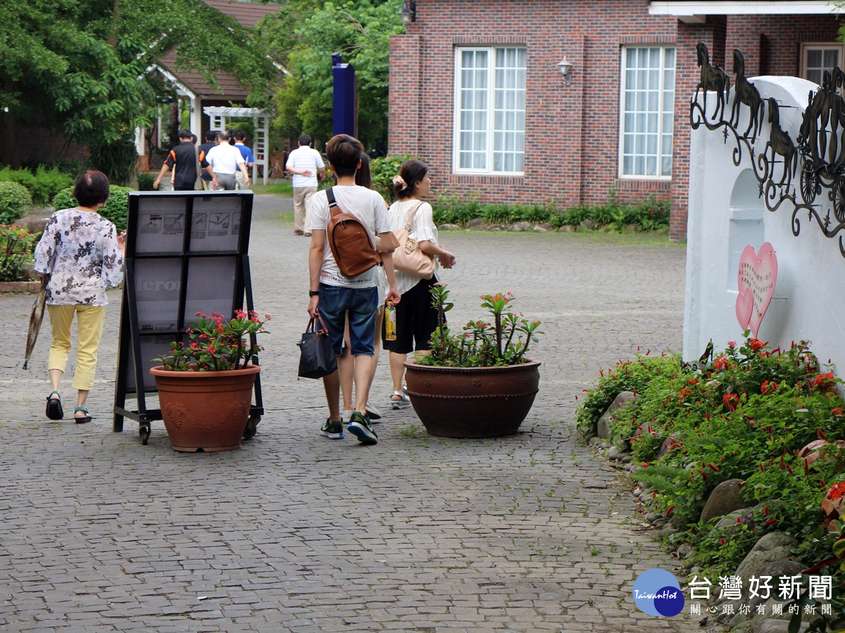 歡樂夢想園集團所經營的旅遊園區，為了拉近遊客的參觀氛圍，以「精靈」為主題