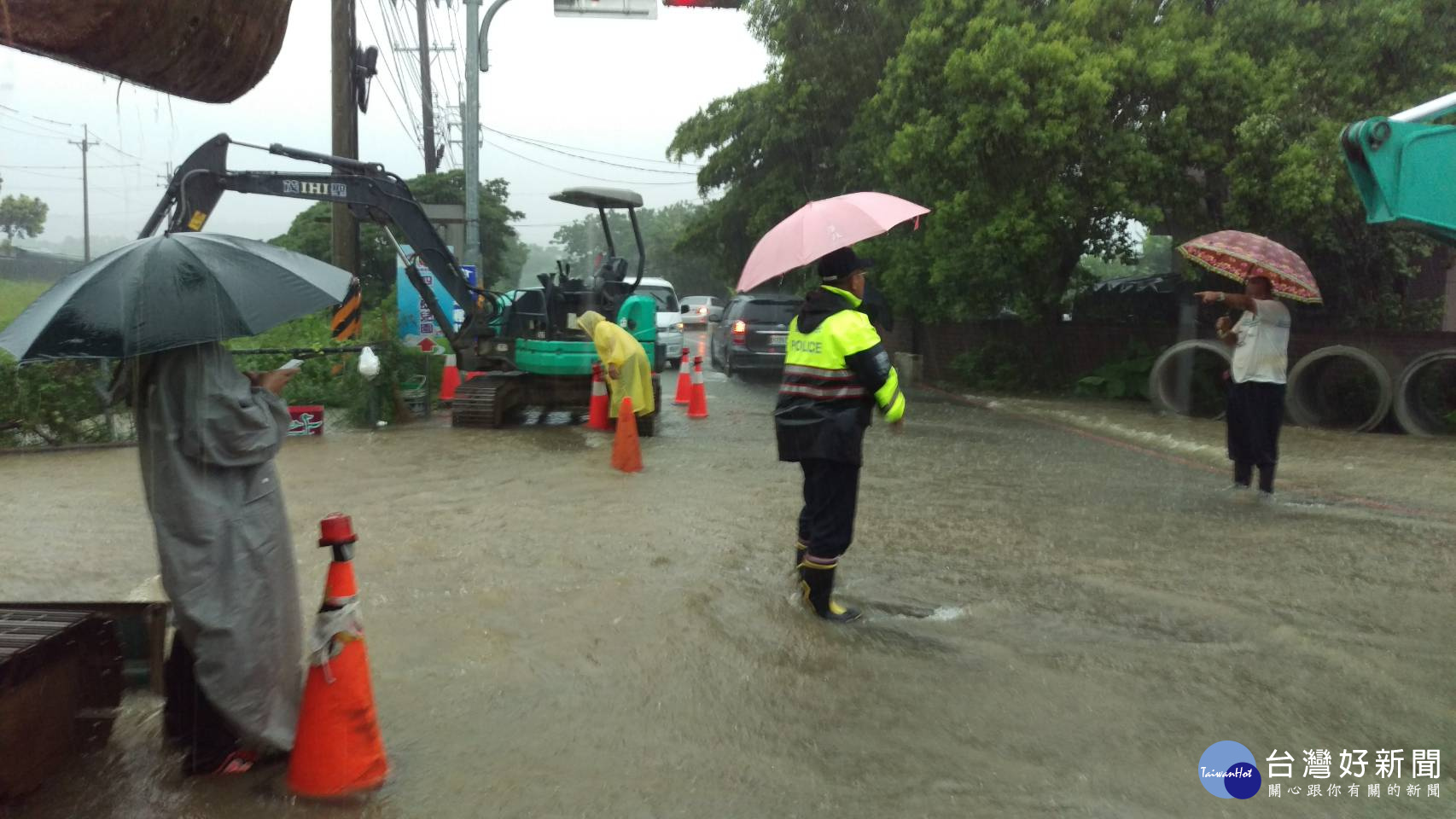 豪雨造成桃園道路淹水警方冒雨交管排除障礙 台灣好新聞taiwanhot Net