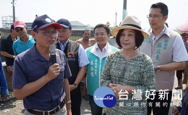 立委蘇治芬邀水利署長賴建信等至雲林嚴重淹水地區會勘，爭取將雲林治水項目納入前瞻計畫。（記者陳昭宗拍攝）