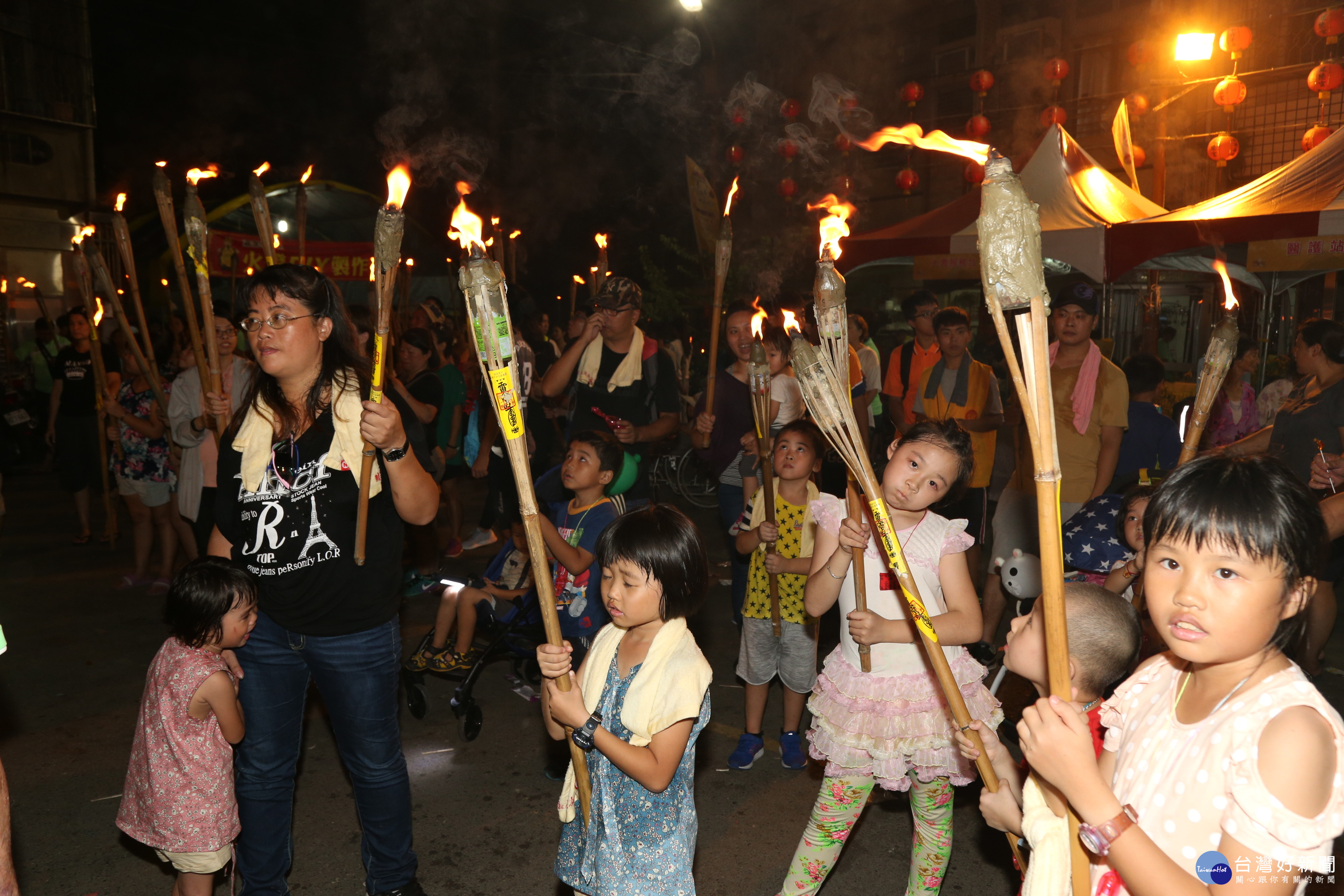 鬼門要開了！布袋建德宮火燈夜巡　民眾持火炬驅鬼