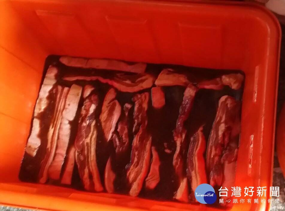 王墘的臘肉傳承古法製作，鹹香中帶著甘蔗風味，加入玉桂粉醃製入味後，才一一掛上特製烤架，進入烤爐以甘蔗煙熏八小時低溫烘乾才大功告成。各