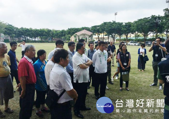 桃園市長鄭文燦視察龍潭運動公園礫間水質淨化工程用地。 