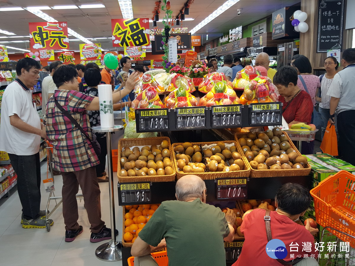 家樂福便利購超市龍安店開幕民眾紛紛湧入購物。