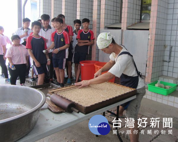 師生品嚐親手栽種的「三不有時碰米香」，別有一番感動滋味。（記者陳昭宗拍攝）